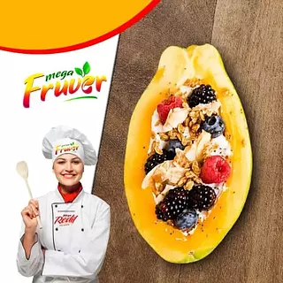 Papaya Con yogurt, granola y frutos rojos