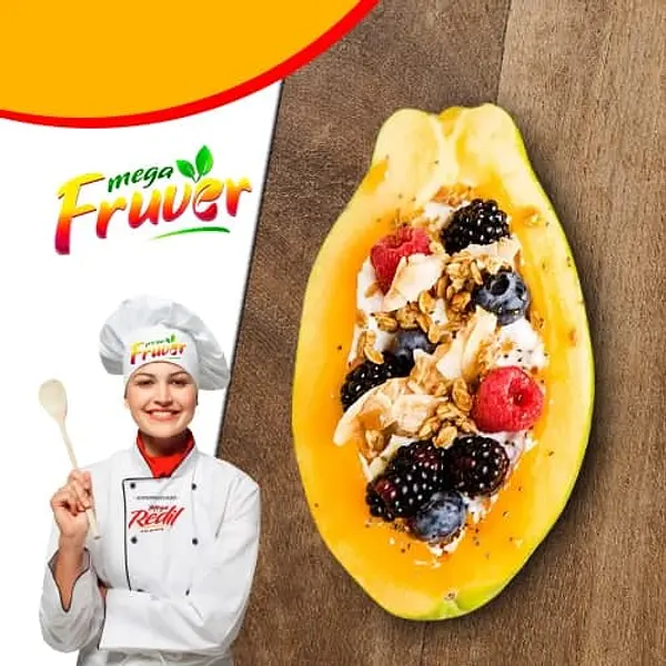 Papaya Con yogurt, granola y frutos rojos