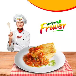 Yuca Cocinada con Guiso de Tomate, Cebolla Junca y Cabezona