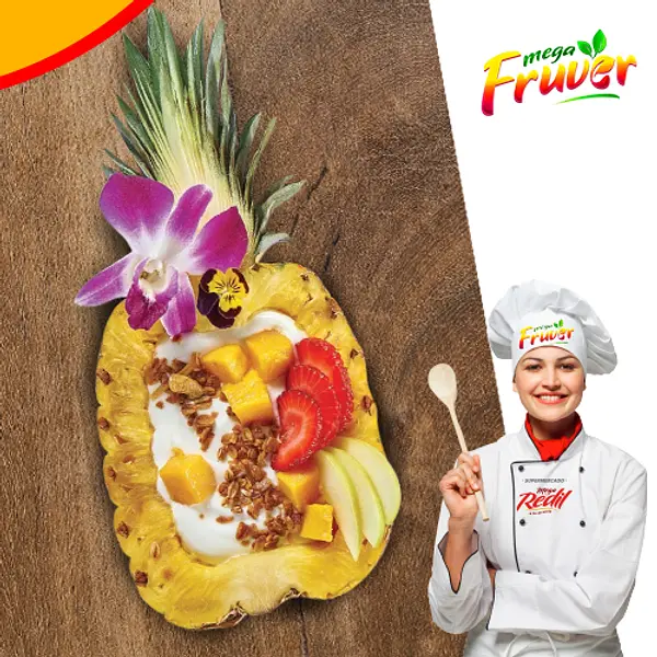 Piña Rellena De Yogurt con Granola